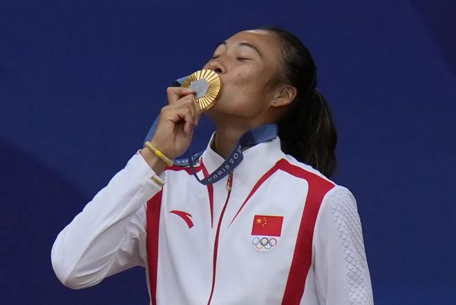钦文当选年度最受球迷欢迎单打球员球王会体育app入口人气女王！郑(图2)