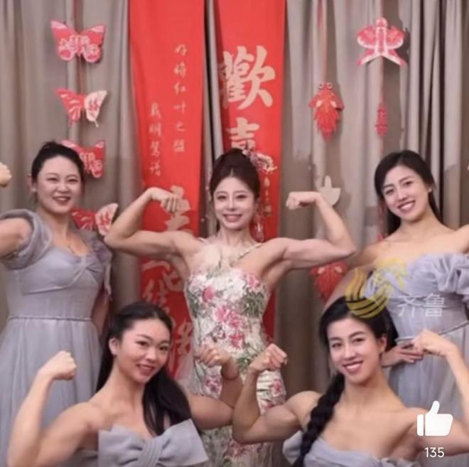 展现超强肌肉：5个人里有3个世界冠军球王会首页女健身冠军结婚！最强伴娘团(图2)